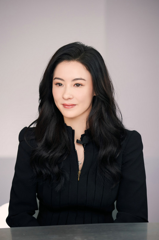 张柏芝现身品牌活动 低眉浅笑温婉可人