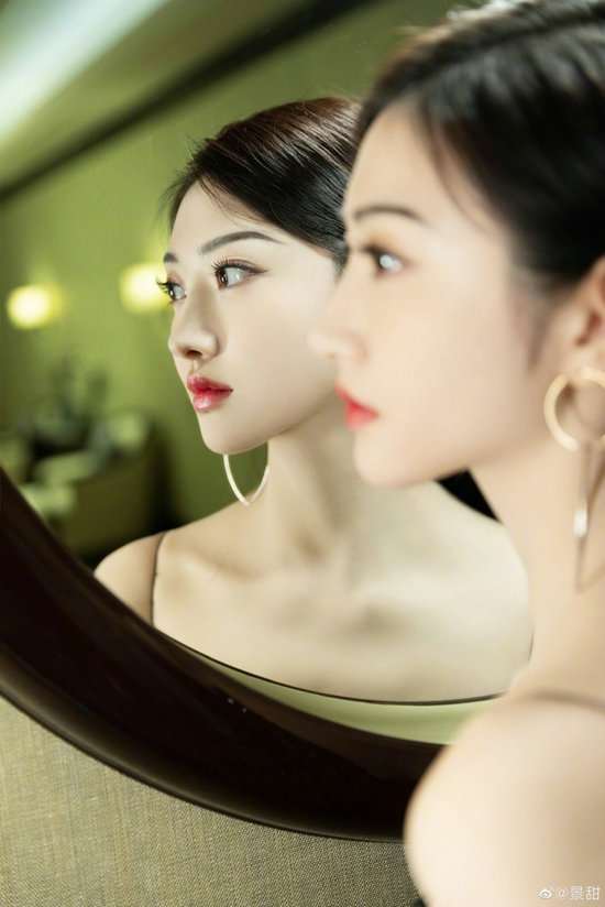 景甜穿黑色吊带裙出席活动 妆容精致妩媚动人